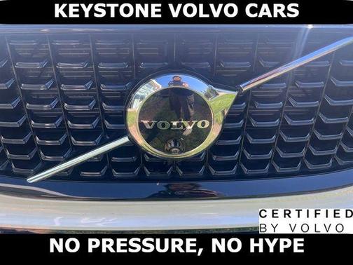 Crystal White 2024 Volvo XC60 B5 Plus Dark Theme