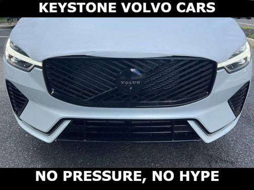 Crystal White 2026 Volvo XC60 Plug-In Hybrid T8 Ultra Black Edition