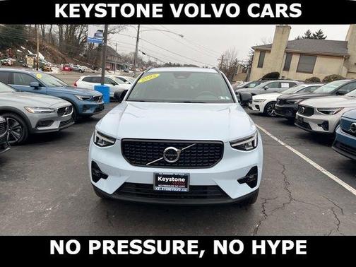 2025 Volvo XC40 B5 Plus Dark Theme