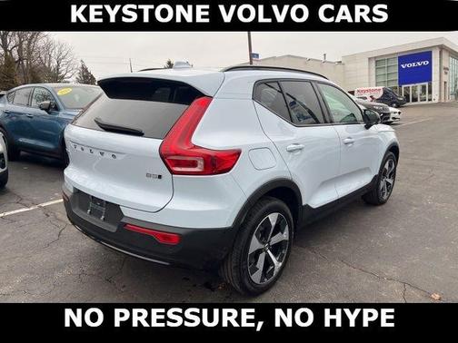 2025 Volvo XC40 B5 Plus Dark Theme