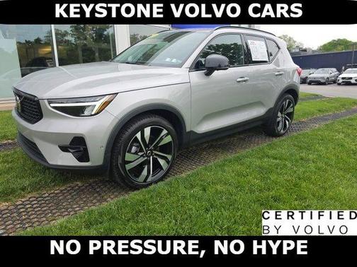 Silver 2023 Volvo XC40 B5 Plus Dark Theme