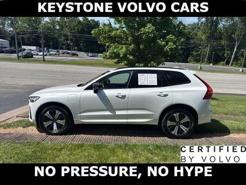 Crystal White 2023 Volvo XC60 Recharge Plug-In Hybrid T8 Plus Dark Theme
