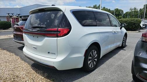 2023 Chrysler Pacifica Hybrid Touring L