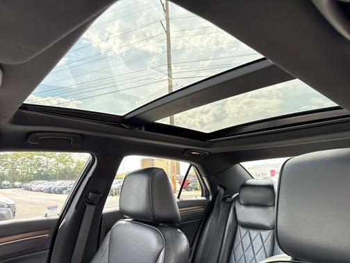 2016 Chrysler 300C Platinum