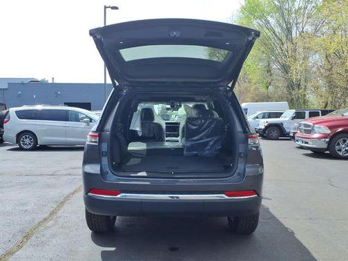 Baltic Gray Metallic Clearcoat 2026 Jeep Grand Cherokee Laredo