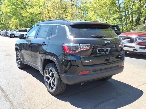 Diamond Black Crystal Pearlcoat 2026 Jeep Compass Limited