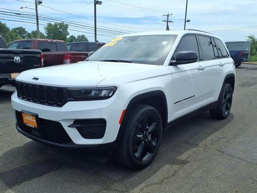 Bright White Clearcoat 2023 Jeep Grand Cherokee Altitude