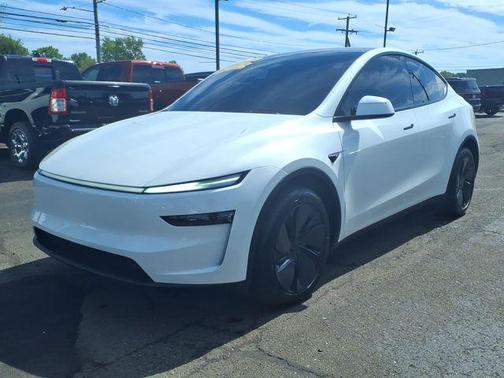 Pearl White Multi-Coat 2026 Tesla Model Y Long Range