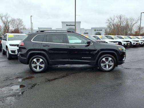 Diamond Black Crystal Pearlcoat 2022 Jeep Cherokee Limited