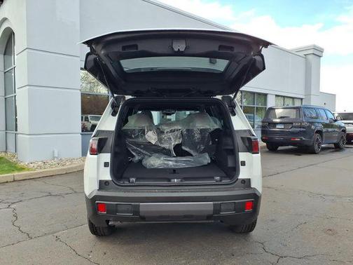 Bright White Clearcoat 2026 Jeep Cherokee Laredo
