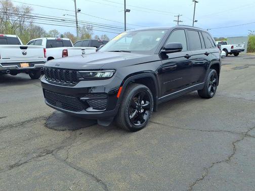 Diamond Black Crystal Pearlcoat 2023 Jeep Grand Cherokee Altitude
