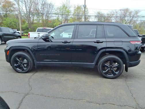 Diamond Black Crystal Pearlcoat 2023 Jeep Grand Cherokee Altitude
