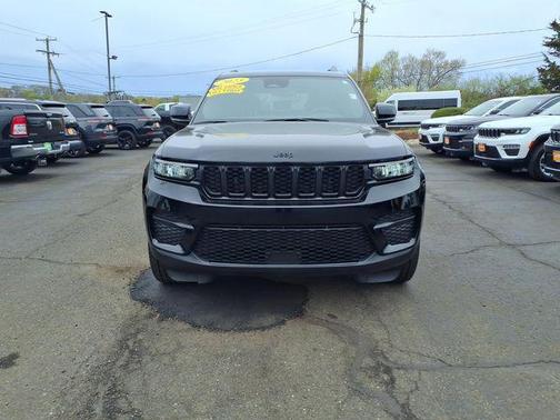 Diamond Black Crystal Pearlcoat 2023 Jeep Grand Cherokee Altitude