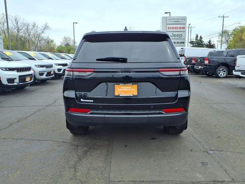 Diamond Black Crystal Pearlcoat 2023 Jeep Grand Cherokee Altitude