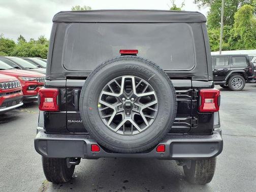 Black Clearcoat 2025 Jeep Wrangler Sahara