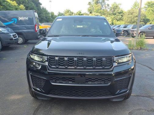Diamond Black Crystal Pearlcoat 2026 Jeep Grand Cherokee Altitude