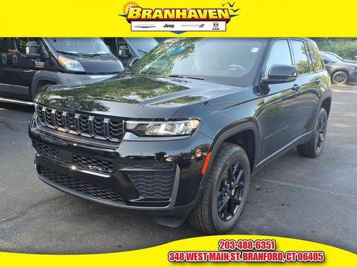 Diamond Black Crystal Pearlcoat 2026 Jeep Grand Cherokee Altitude
