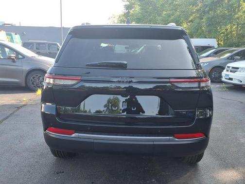 Diamond Black Crystal Pearlcoat 2026 Jeep Grand Cherokee Altitude
