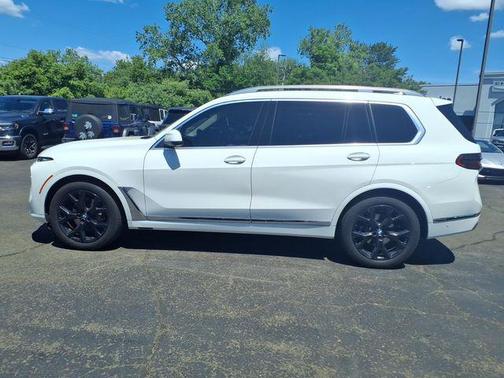 Alpine White 2024 BMW X7 xDrive40i