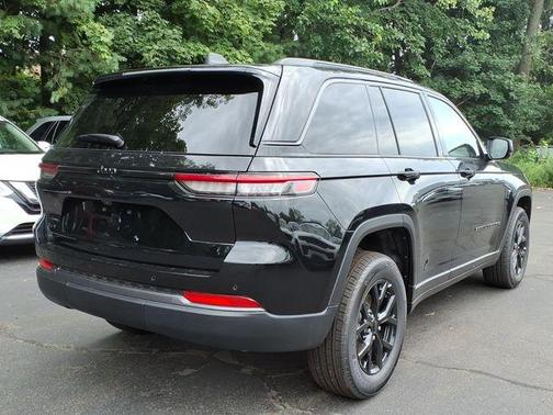 Diamond Black Crystal Pearlcoat 2026 Jeep Grand Cherokee Altitude