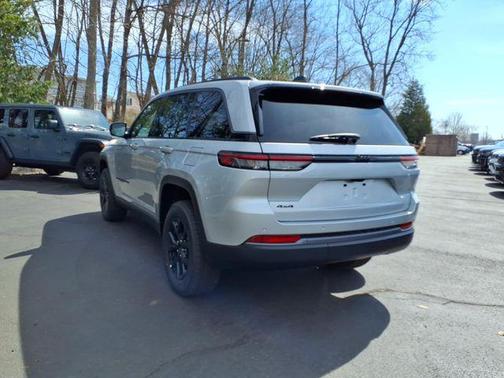 Silver Zynith 2026 Jeep Grand Cherokee Altitude