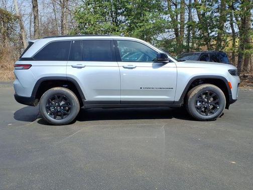 Silver Zynith 2026 Jeep Grand Cherokee Altitude