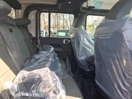 granite crystal metallic clearcoat 2026 Jeep Gladiator Mojave