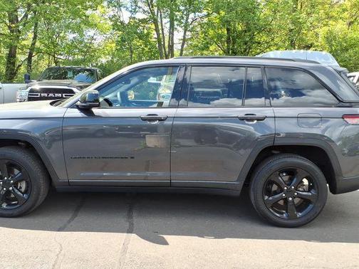Baltic Gray Metallic Clearcoat 2023 Jeep Grand Cherokee Altitude