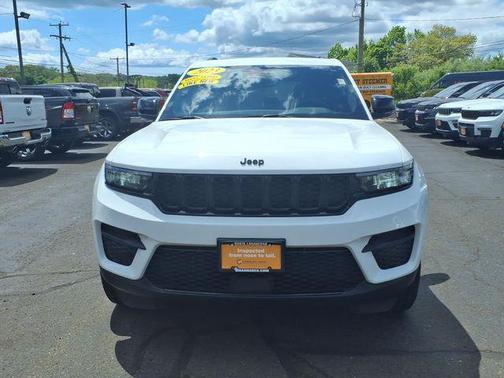 Bright White Clearcoat 2023 Jeep Grand Cherokee Altitude