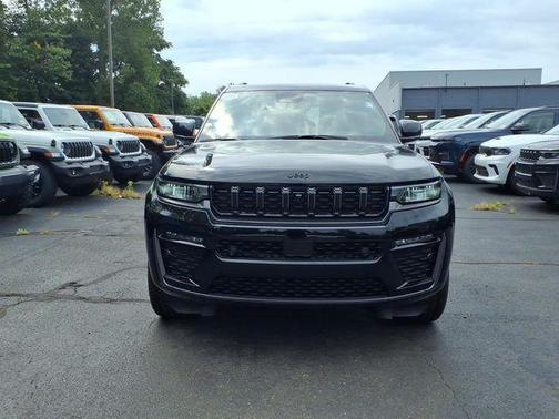 High Gloss Black 2027 Jeep Grand Cherokee Limited