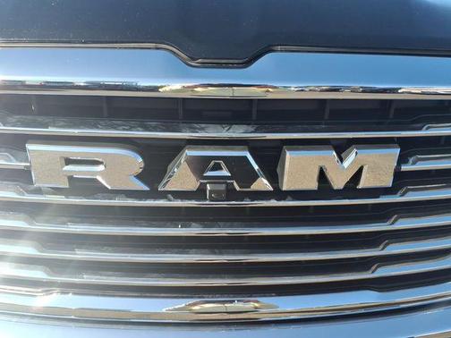 Diamond Black Crystal Pearlcoat 2026 RAM 1500 Laramie