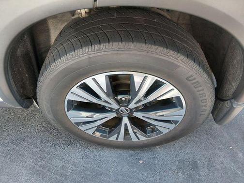 Pearl White Tricoat 2021 Nissan Rogue SV