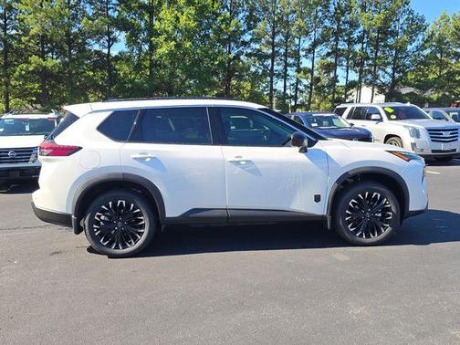 Everest White Pearl Tricoat 2026 Nissan Rogue Dark Armor