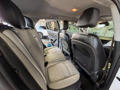 Summit White 2020 Chevrolet Trax LT