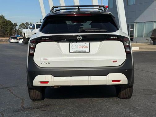 2025 Nissan Kicks SR