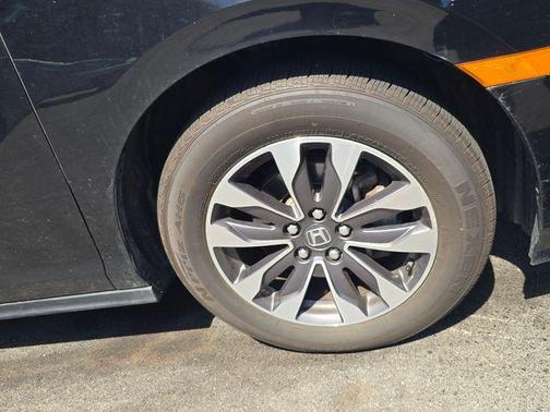 Crystal Black Pearl 2024 Honda Odyssey EX-L