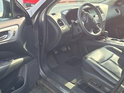 Gun Metallic 2017 Nissan Pathfinder Platinum