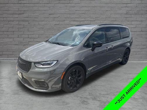 Ceramic Gray Clearcoat 2025 Chrysler Pacifica Limited
