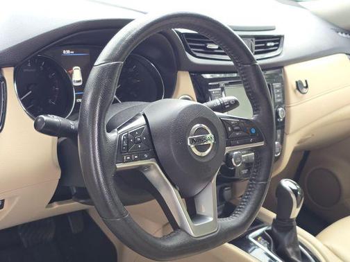 Pearl White Tricoat 2020 Nissan Rogue SV