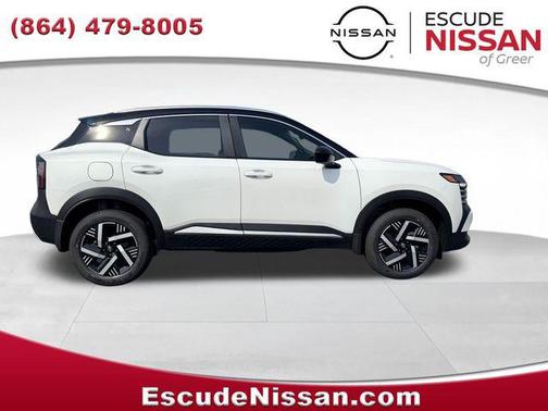 Aspen White Tricoat/Super Black 2026 Nissan Kicks SV
