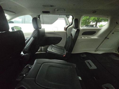 Diamond Black Crystal Pearlcoat 2024 Chrysler Pacifica Touring L