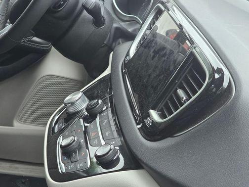 Diamond Black Crystal Pearlcoat 2024 Chrysler Pacifica Touring L