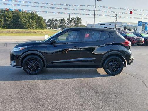 Super Black 2023 Nissan Kicks S