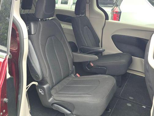 Velvet Red Pearlcoat 2023 Chrysler Voyager LX