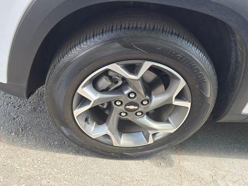 Summit White 2024 Chevrolet Trax LT