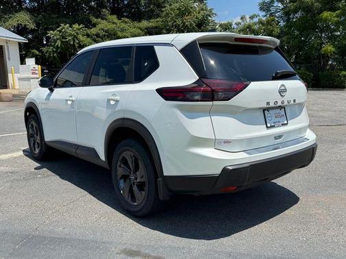 Everest White Pearl Tricoat 2026 Nissan Rogue SV