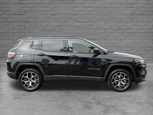 Diamond Black Crystal Pearlcoat 2025 Jeep Compass Limited
