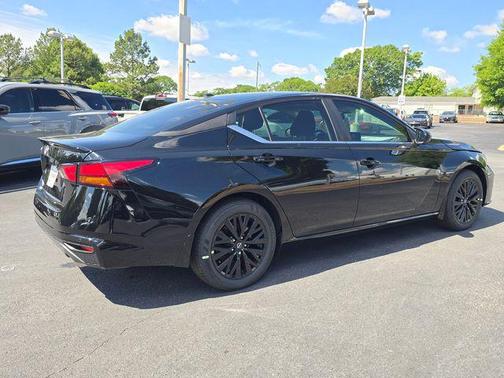 Super Black Clearcoat 2026 Nissan Altima 2.5 SV