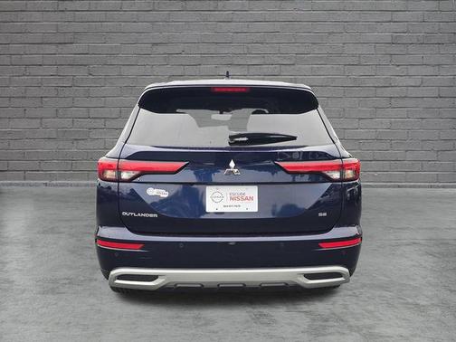 Alloy Silver Metallic 2024 Mitsubishi Outlander SE