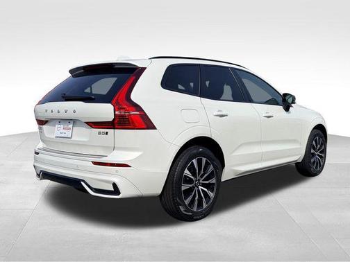 2024 Volvo XC60 B5 Core Dark Theme